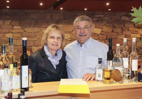 Otto und Friedel Hey hinter der Bar der Weinstube im Winzerhof Otto Hey