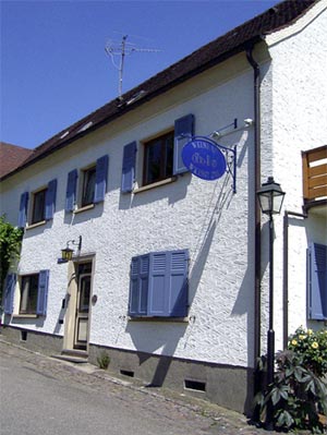 Willkommen in unserem Haus Hausansicht vorne von Otto Heys Weinstube im Winzerhof